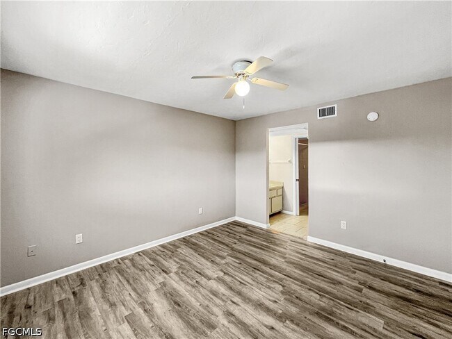 Building Photo - 4530 SW 10th Ave