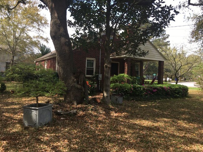 Building Photo - 1217 Hollywood Dr