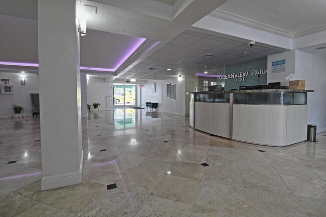 Building Photo - 800 Parkview Dr