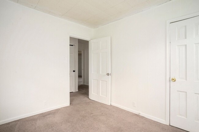 Building Photo - 2-Bedroom Half-Duplex