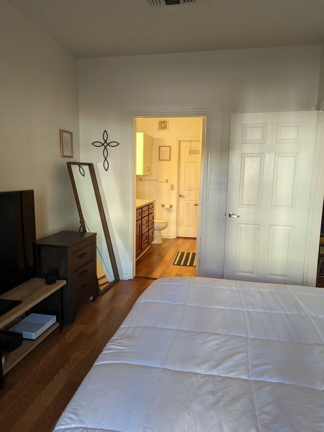Building Photo - Great 1 Bedroom / 1 Bathroom Condo in Downtown Orlando! Free Water, Sewer, Trash & Pest Control!