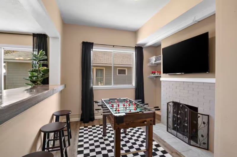 Building Photo - 719 E 9th Ave