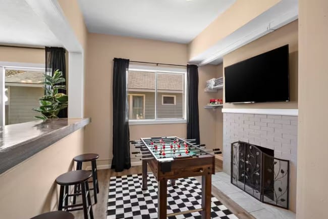 Building Photo - 719 E 9th Ave