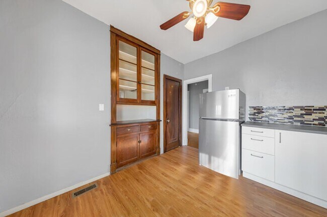 Building Photo - 4202 Lawn Ave