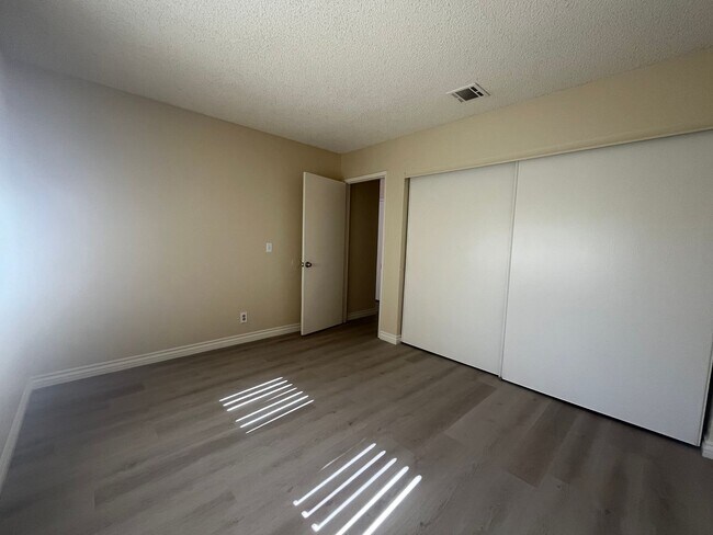 Building Photo - 700