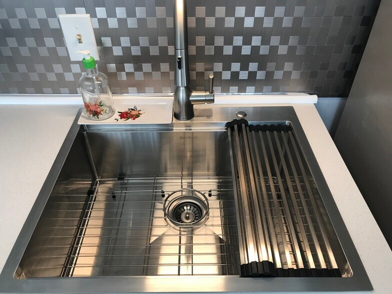 Modern Kitchen sink and faucet - 454 Racine Dr