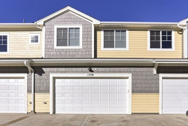 Building Photo - MOVE In SPECIAL - Beautiful 3 Bedroom 2 1/2 Bath Townhome in Loveland