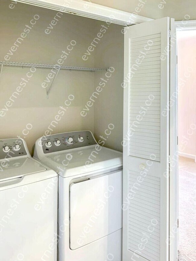 Building Photo - Gorgeous 3-Bedroom Townhouse with Modern C...