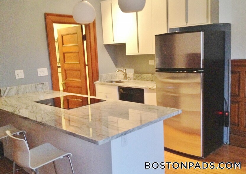 Building Photo - 849 Beacon St