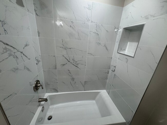 Building Photo - Spacious 2BD/2BA w/ High Ceilings + Modern...