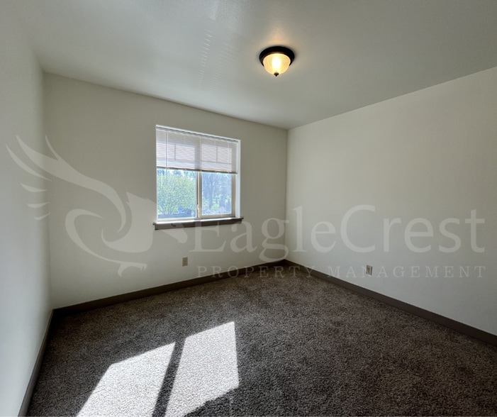 Building Photo - 3rd Floor Two Bedroom, One and a Half Bathroom Unit With View