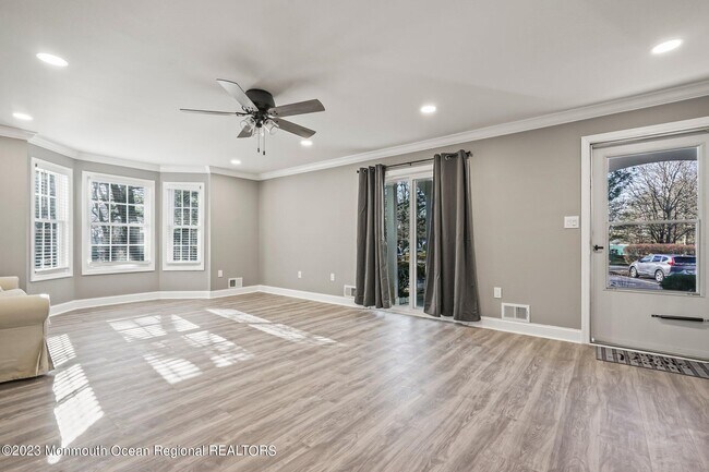 Building Photo - 7 Tulip Ln