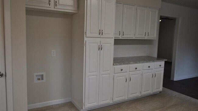 Building Photo - 2232 Shady Brook Dr