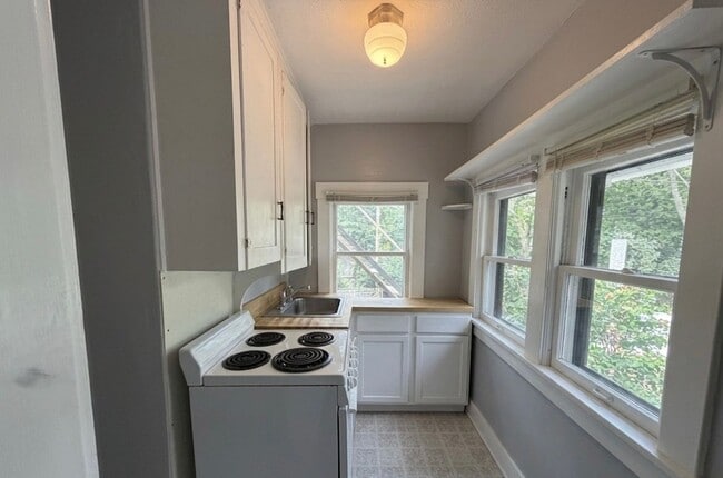 Building Photo - Cozy 1 Bedroom Apartment close to Aggieville!