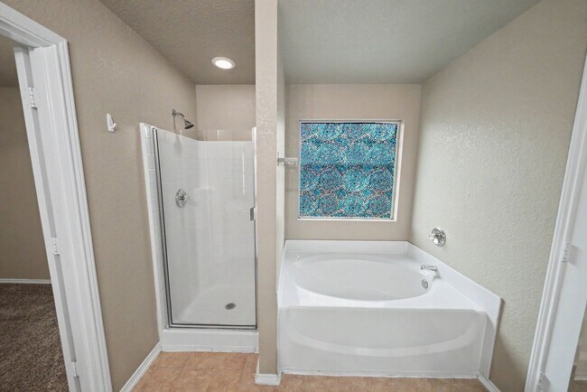 Building Photo - Spacious Single-Story Home with Solar Panels - Realtor Commission: $500