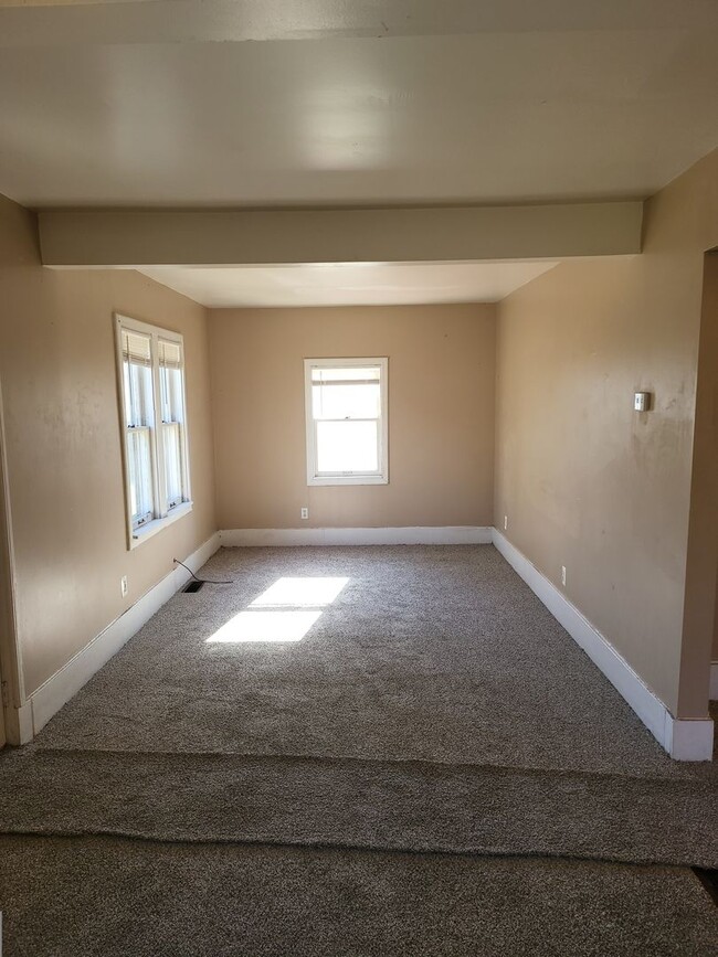 Building Photo - 2 Bedroom Bungalow - $1250 - Lease Special