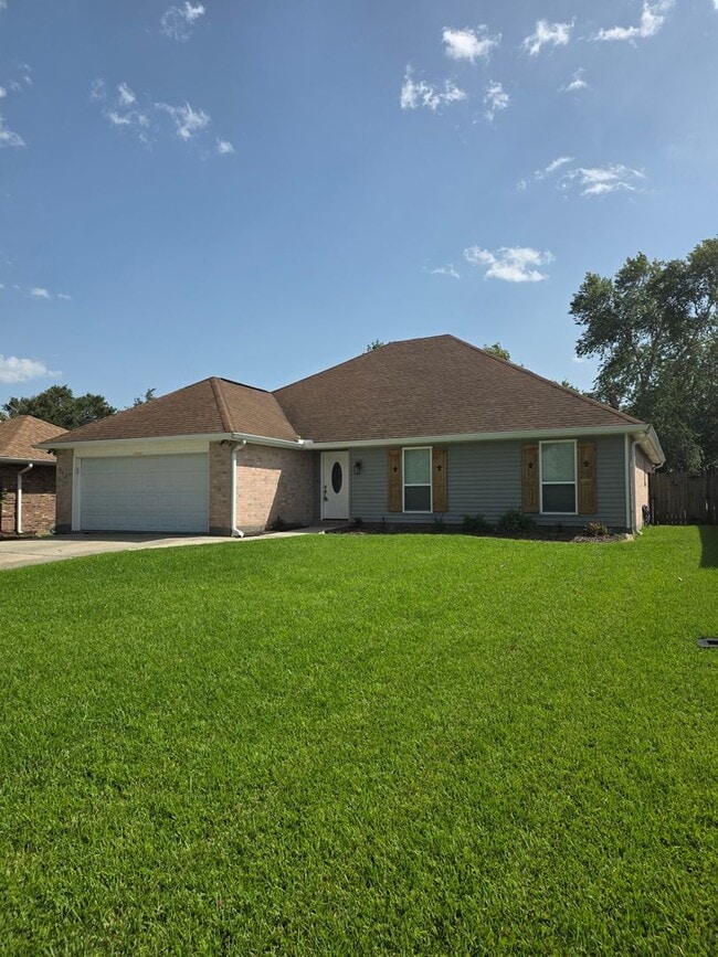Building Photo - Water Front Living 3 Bedroom 2 Bath Open floor plan No Carpet