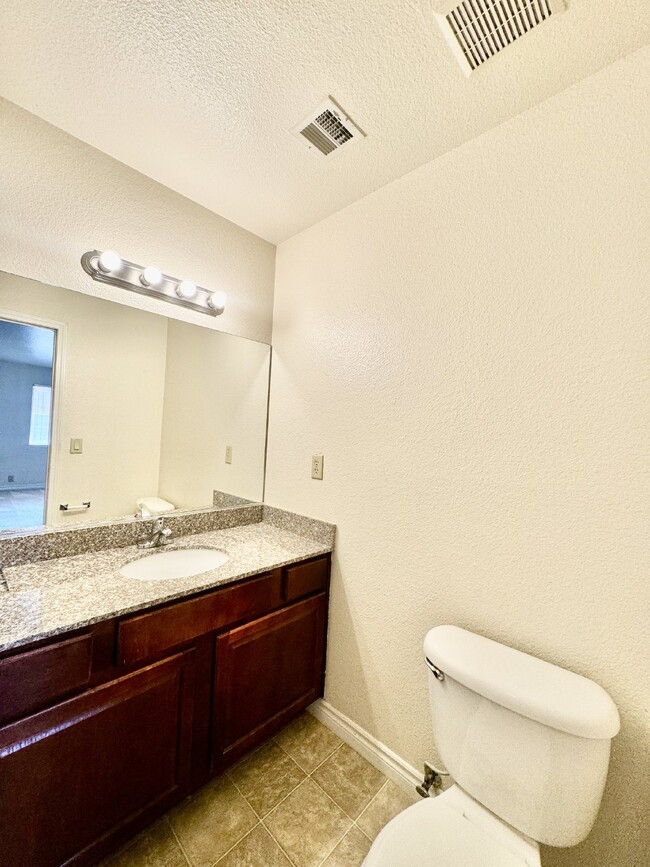 Building Photo - Lovely 2 Bed, 2 Bath Upstairs Condo for Re...