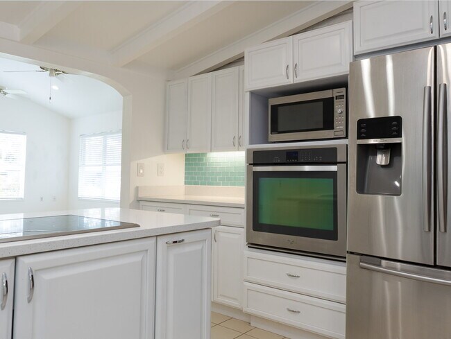 Building Photo - Spacious 5-Bed, 4-Bath Sarasota Home with ...