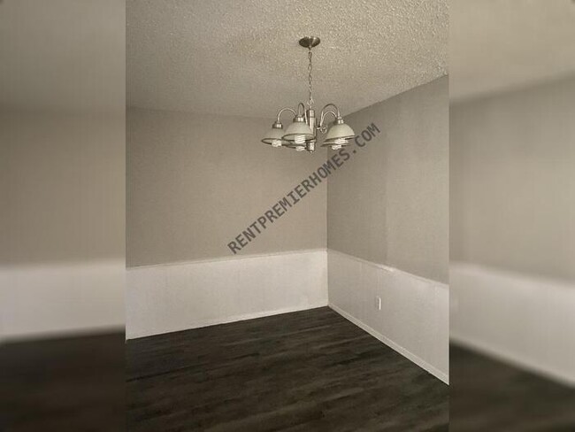 Building Photo - 6121 Singing Hills Dr