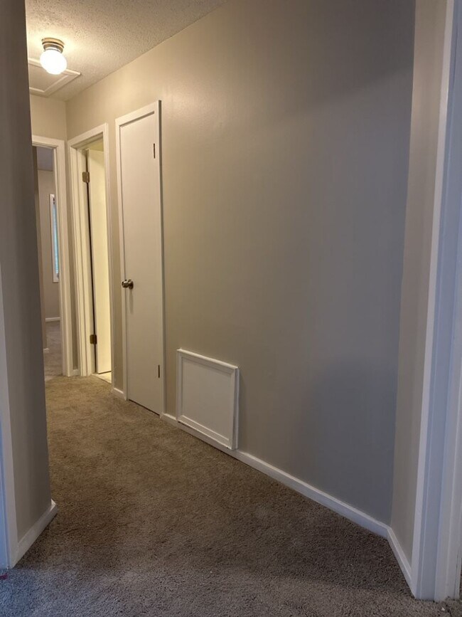 Building Photo - $1,600 - Beautiful 3 Bedroom 2 Bathroom Home Now Available!