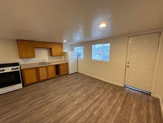 Building Photo - 1135 SE Salem Ave