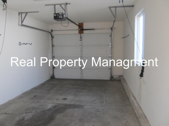 Building Photo - A Great 2 Bed, 1.5 Bath Town Home in Logan...