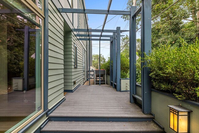 Building Photo - *Beautifully Updated & Spacious 4BD/2.5BA Single Family Home Available in South Side Slopes*
