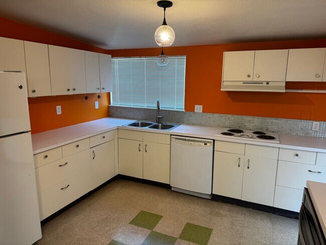 Building Photo - 3328 Seneca Dr