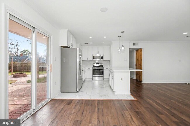 Building Photo - 312 E Gordon St