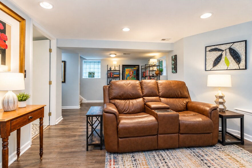 Building Photo - 4836 N Oakley Ave