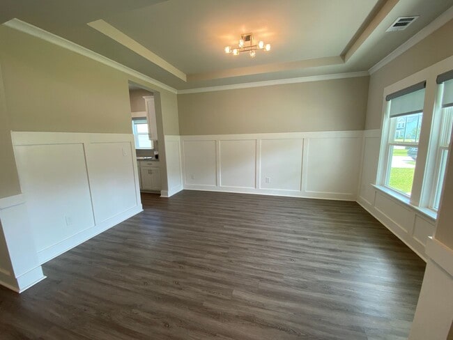 Building Photo - 5 bedrooms 3 bathroom Smart Home