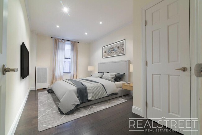 Building Photo - 2 Bed In Prime Brooklyn Heights