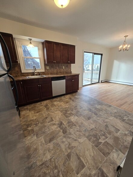 Kitchen / Diningroom - 32 Monroe St