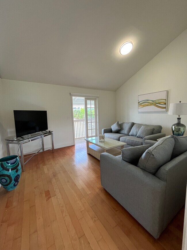 LR view 2 - 202 - 1100 6th Ave S