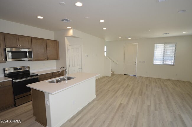 Building Photo - 1306 W Sparrow Dr