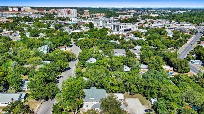 Building Photo - 527 W San Antonio St