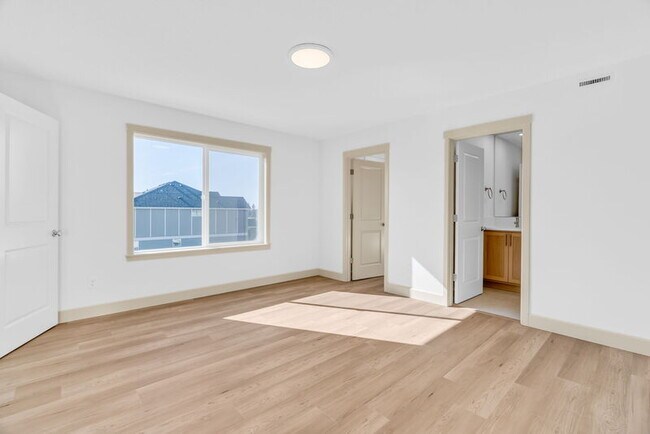 Building Photo - 2115 NW 17th Pl