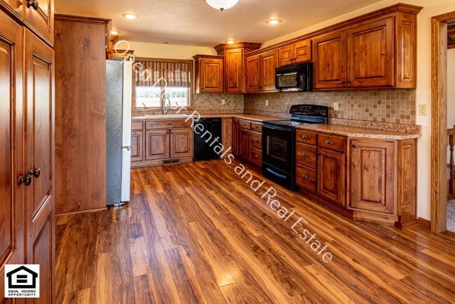 Building Photo - 6135 Co Rd 31