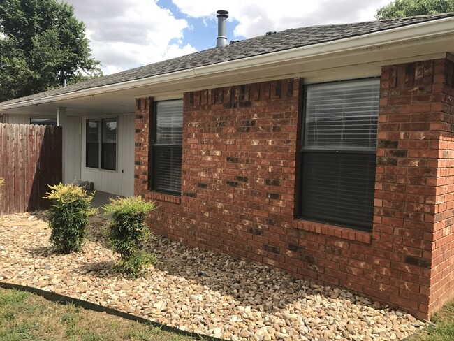 Building Photo - BRICK HOME IN NORTHEAST NEAR MESA ELEMENTARY