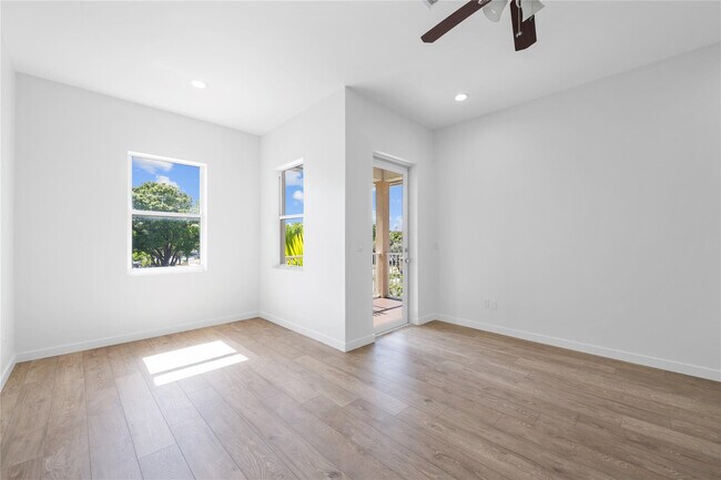 Building Photo - 1428 SW 4th Ave