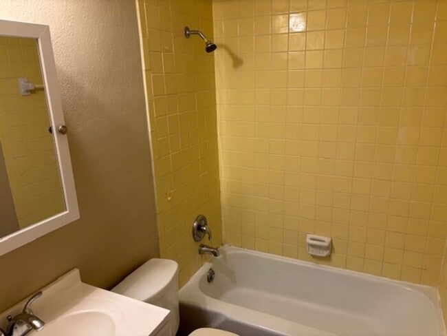 Building Photo - 2 Bedroom Apartment