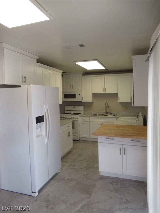 Building Photo - 107 E Pacific Ave