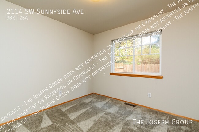 Building Photo - 2114 SW Sunnyside Ave