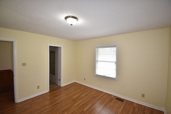 Building Photo - 4 Bedroom and 3 Bath Home- Vander