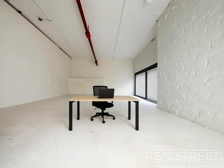 Building Photo - Hart St