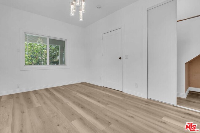 Building Photo - 261 W 43rd Pl