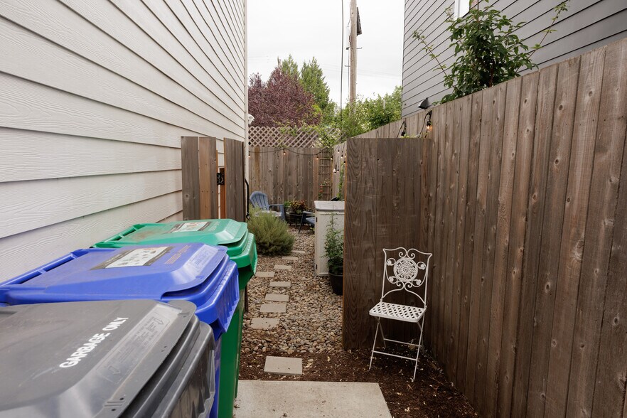 Building Photo - 7474 N Oswego Ave