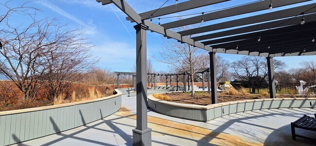 Building Photo - 5415 N Sheridan Rd