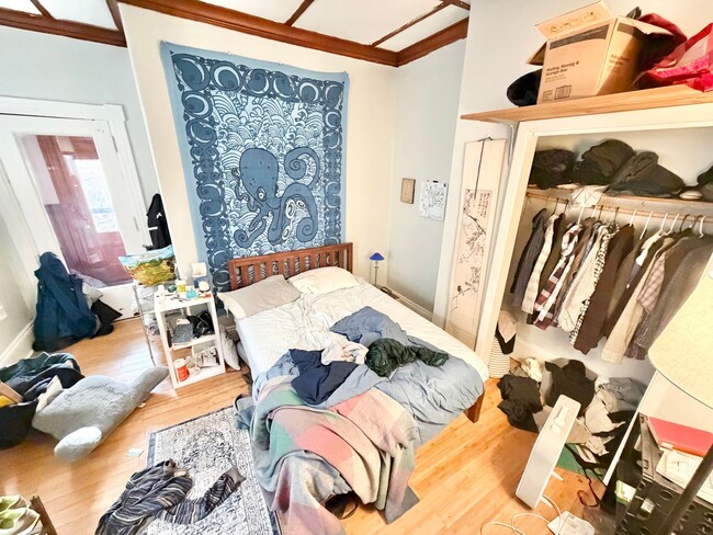 Building Photo - 3 Bedroom Apartment in Burlington VT Available NOW! OFF STREET PARKING, LAUNDRY, HEAT INCLUDED.